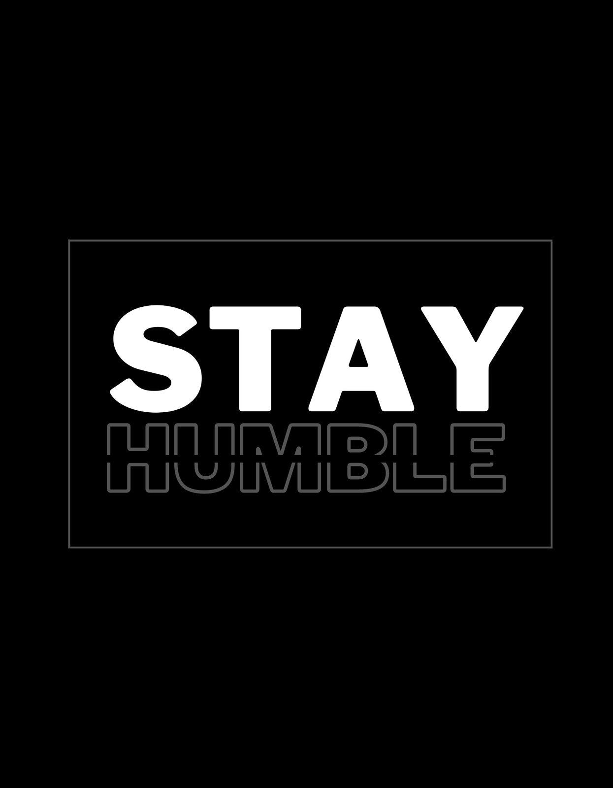 Egyszerű, mégis határozott üzenetet közvetítő dizájn, amely a "STAY HUMBLE" szöveget fehér betűkkel, fekete háttér előtt jeleníti meg.