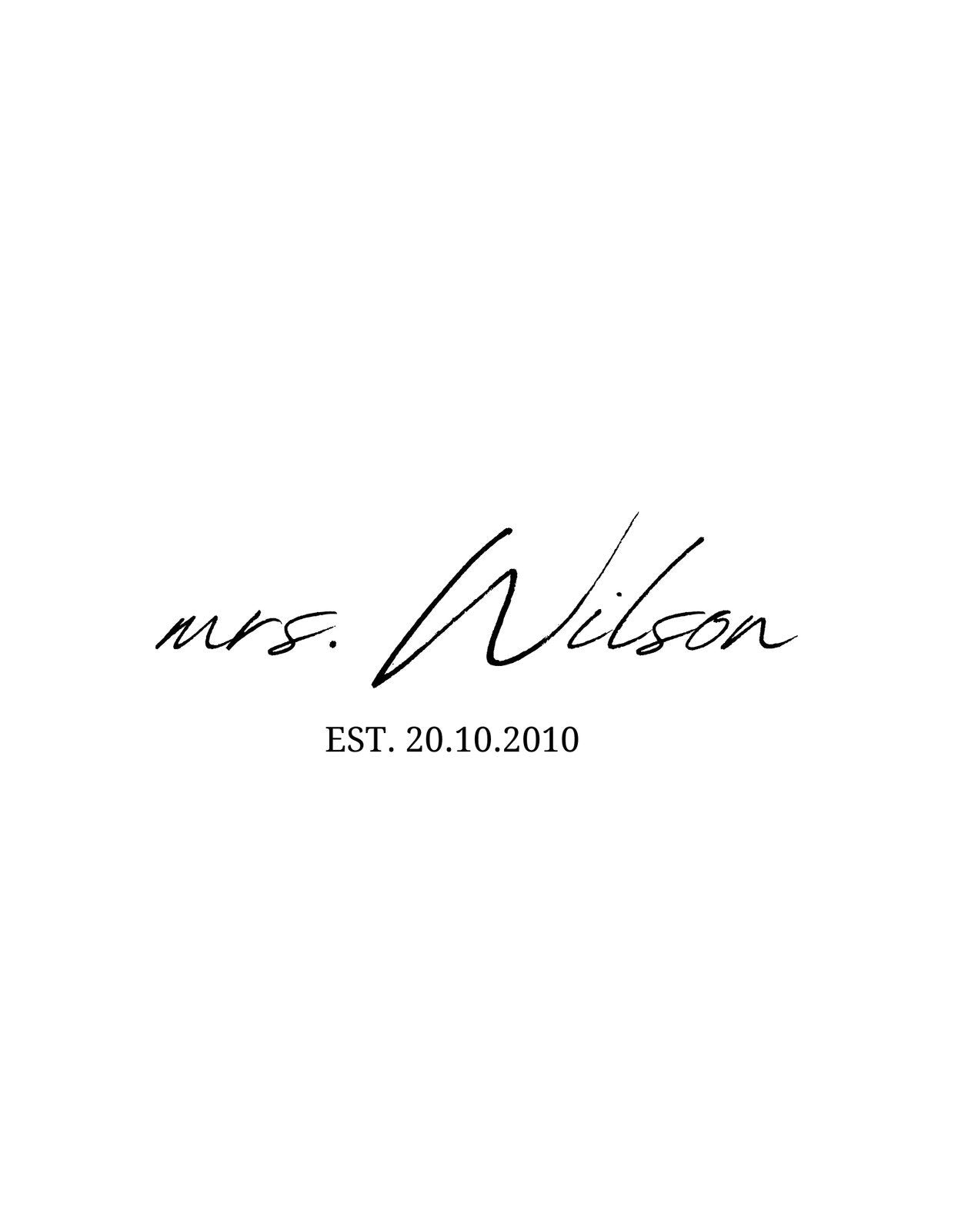 Elegáns kézírás-stílusú betűkkel "mrs. Wilson" és az "EST. 20.10.2010" szövegek találhatóak, amelyek egyedi és személyes hangulatot árasztanak.