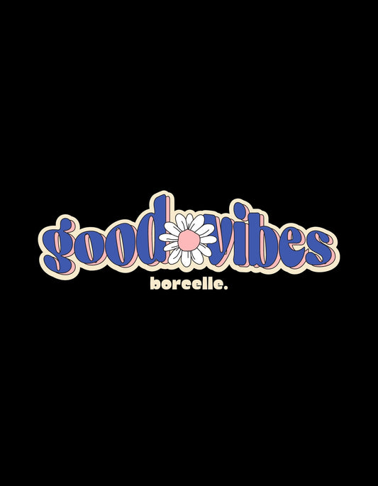 A képen egy virágmotívummal kiegészített "good vibes" felirat látható színes, vidám betűtípussal, ami a pozitív hangulatot hangsúlyozza. 