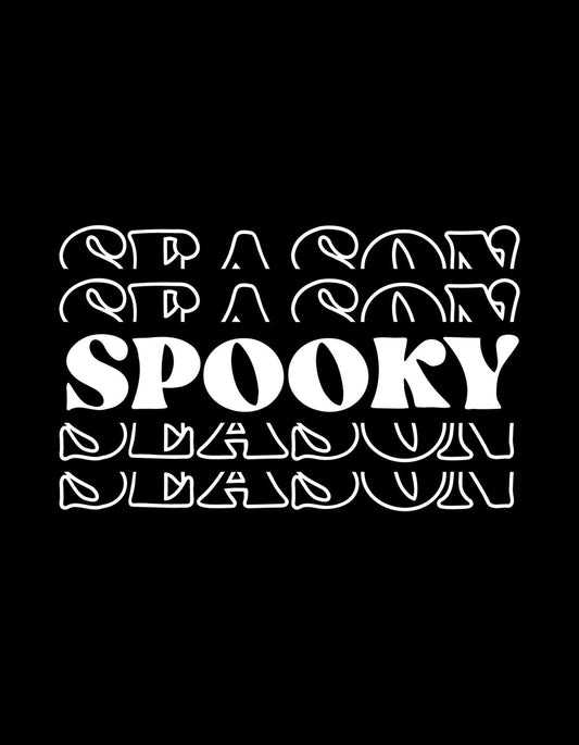 Rejtélyes hangulatú kép fekete alapon, fehér betűkkel, melyek az "SPOOKY SEASON" szavakat formálják megjelenítve dinamikus és stilizált formában. 