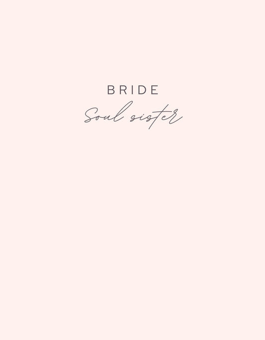 Elegáns, minimalista dizájn, amely a "BRIDE Soul Sister" feliratot jeleníti meg egy finom púder rózsaszín hátteren. 