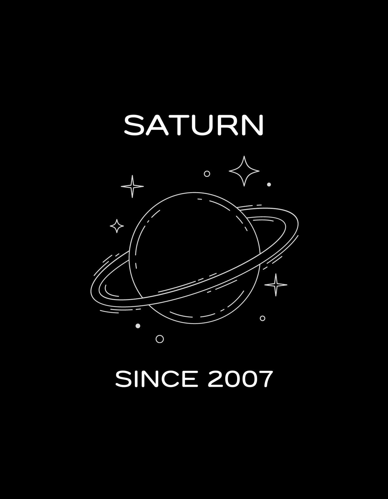 Fekete alapon egyszerű vonalvezetéssel ábrázolt Szaturnusz bolygó gyűrűivel, körülötte csillagokkal és a "SATURN SINCE 2007" felirattal.