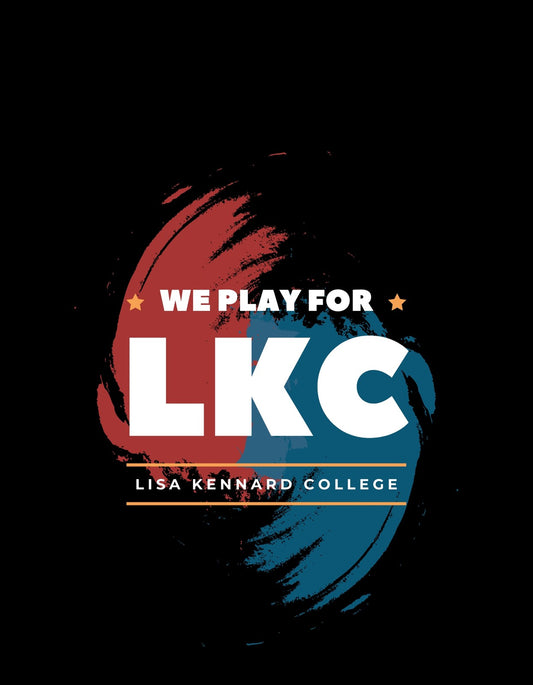 Energikus csapat szellemét sugárzó design, piros és kék elemekkel, beleértve a "WE PLAY FOR LKC" feliratot és a Lisa Kennard Főiskola nevét. 