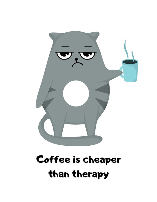 Egy mogorva kinézetű, szürke macska látható egy forró kávés bögrével, amint komoran a feliratra bámul, ami azt mondja: "A kávé olcsóbb, mint a terápia." 