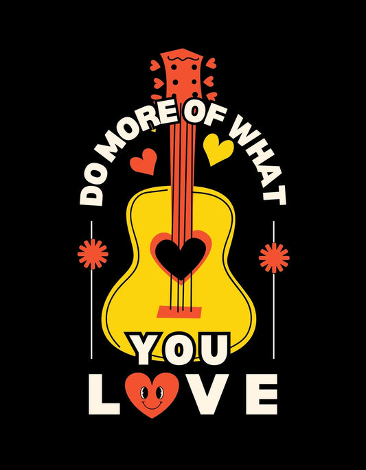 Egy sárga színű gitár középpontjában egy szívvel, körülötte a "DO MORE OF WHAT YOU LOVE" szöveggel. A design vidám és inspiráló, tökéletes választás zenebarátoknak. 