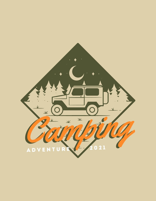 Egy vintage hatású tervezés, ami egy terepjárót, erdőt és éjszakai eget ábrázol egy háromszög alakú keretben, alatta "Camping Adventure 2021" felirattal.