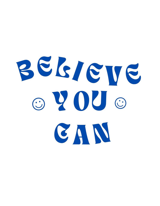 A képen a "BELIEVE YOU CAN" felirat látható kék betűkkel, melyek dinamikus, játékos formát öltenek, és két mosolygó emoji kíséri őket oldalt, ami még inkább pozitív hangulatot áraszt. 