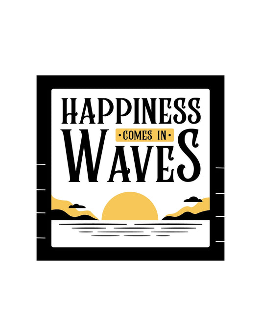 A képen egy naplemente és a hullámok láthatók egy szöveggel, amely azt mondja: "Happiness comes in waves". A design egy vidám, optimista hangulatot áraszt. 