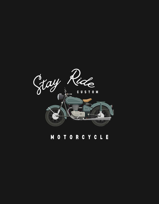 Egyedi stílusú motorkerékpár látható a képen, mely egy vintage hangulatot áraszt, a "Stay Ride Custom Motorcycle" felirattal, ami a motoros életérzést hangsúlyozza. 