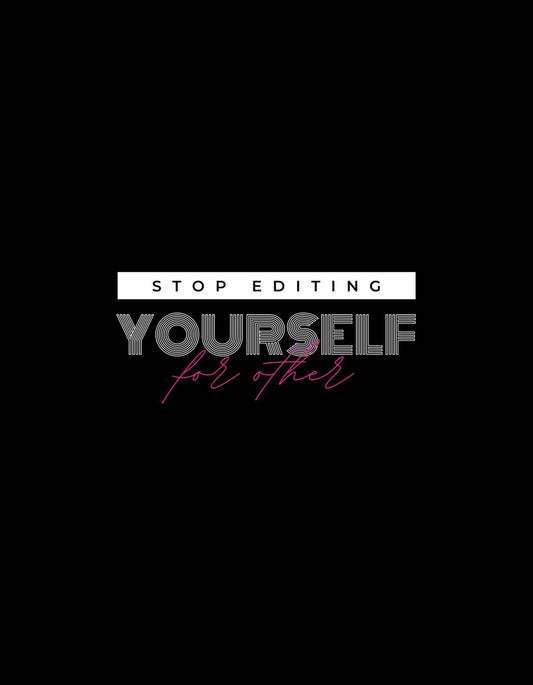 Ez az önbizalmat sugárzó dizájn egy erőteljes üzenettel rendelkezik, amely a "STOP EDITING YOURSELF for others" szöveget mutatja kiemelkedő fehér és rózsaszín betűtípussal egy elegáns fekete háttéren. 