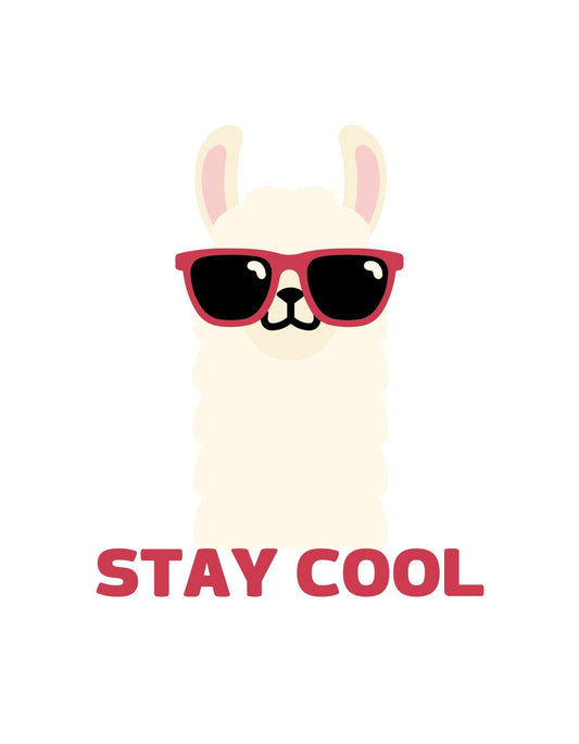 Egy menő lámát ábrázol az illusztráció, aki vagány napszemüvegben pózol, felette a "STAY COOL" felirattal, ami a laza és vidám hangulatot erősíti. 