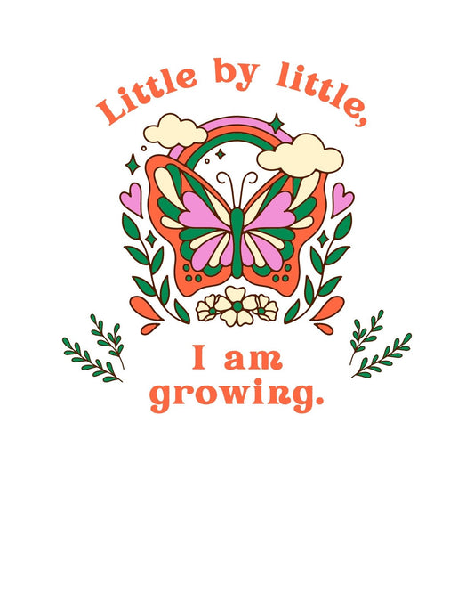Egy színes lepkét és szivárványt ábrázoló kép, amelyet növényi elemek és felhők vesznek körül, és a "Little by little, I am growing." szöveggel kiegészítve. 