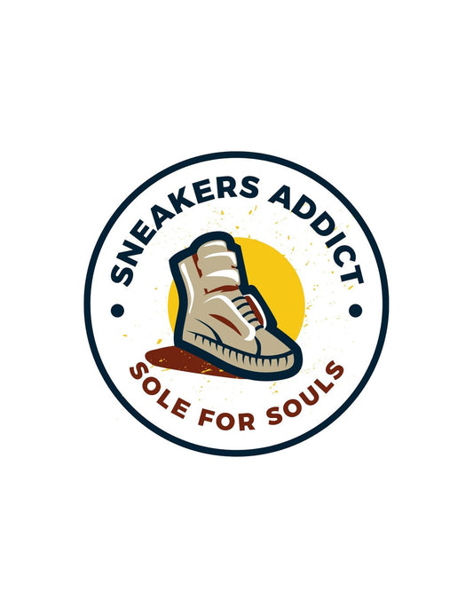 A képen egy stilizált edzőcipő látható, amit sárga háttérre helyeztek a "Sneakers Addict - Sole for Souls" felirattal körülölelve. A design a cipőrajongók szenvedélyét és az urban stílust jeleníti meg. 
