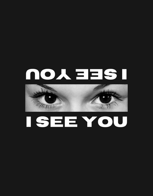 Egy merész és figyelemfelkeltő dizájn, amely egy női szemeket ábrázol közelről, felette a "I SEE YOU" szöveggel fordítva, alatta pedig helyesírással. A szemek éles tekintete mély benyomást kelt. 