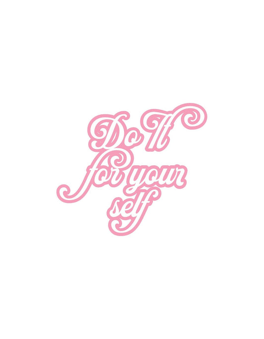 Ez a kép egy játékos, elegáns kézírásos betűtípussal írt "Do It For Yourself" szöveget ábrázol, amely önmegvalósításra és önempátiára inspirál. A lágy rózsaszín árnyalat és az elegáns kacskaringós betűk egyedülálló, inspiráló atmoszférát teremtenek. 