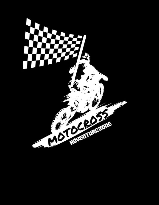 Egy lendületes motocross motorost ábrázoló design, aki éppen célba érkezik a kockás zászlónál, kifejezve a versenyek izgalmát. Az alján a "MOTOCROSS ADVENTURE ZONE" felirat látható. 