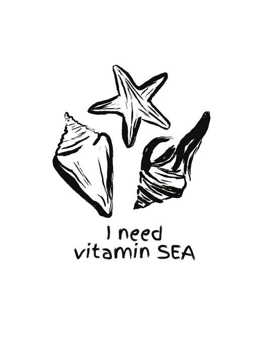 Egy tengerihéj, csillag és banánnak tűnő formával kiegészített vicces rajz, "I need vitamin SEA" szöveggel. 