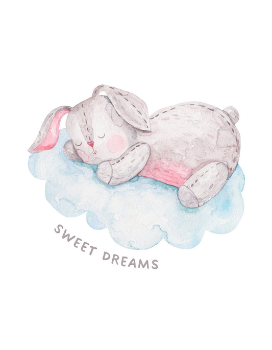 Egy békésen alvó plüssnyuszi látható kék felhőágyon, aranyos és megnyugtató akvarell designban, "Sweet Dreams" felirattal. 