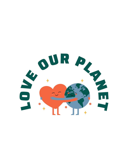 Egy kedves szív és a Föld bolygó ölelkeznek, "LOVE OUR PLANET" felirattal körbevéve. A tervezés játékos és inspiráló, tökéletes azok számára, akik szeretnék kifejezni környezet iránti szeretetüket és törődésüket. 