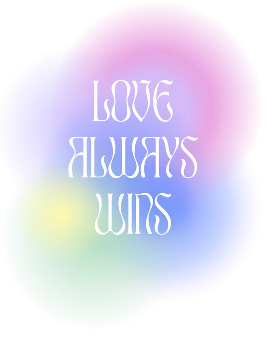 Egy pasztell színátmenetes háttér előtt áll az "LOVE ALWAYS WINS" felirat, mely pozitív érzéseket sugároz és az elfogadás üzenetét közvetíti. 