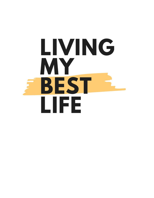 Ez a lendületes design egy pozitív üzenetet közvetít: "Living My Best Life" feliratot láthatunk fekete szöveggel, kitűnően kiegészítve egy vibráló sárga ecsetvonással. 