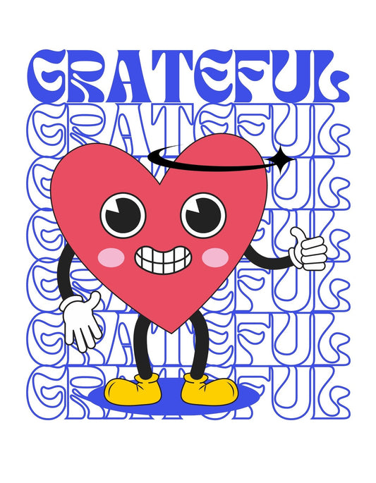 Egy mosolygó szív karakter, hatalmas kezekkel és lábak sárga cipőkben, hátterében a "Grateful" szavakkal kirakott mintázat. 