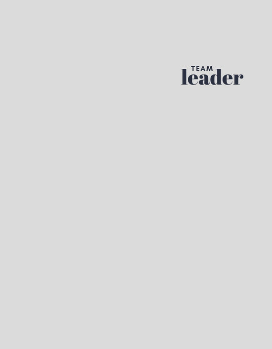 Ez az egyszerű, de hatásos design egy "TEAM Leader" feliratot tartalmaz, modern betűtípussal. A letisztult megjelenés kihangsúlyozza a vezetői szerepet, ideális választás a munkahelyi csapatokban való kiemelkedésre. 