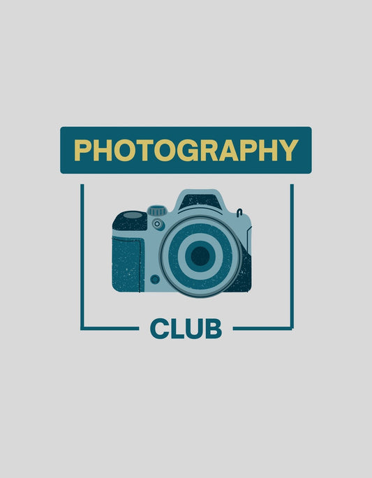 Egy stílusos, vintage hangulatú fényképezőgép az embléma középpontjában, "PHOTOGRAPHY CLUB" szöveggel a tetején. 
