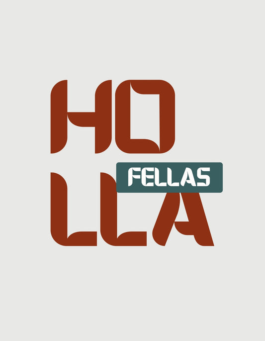 A képen nagyméretű, merész betűkkel "HOLA FELLAS" felirat látható egy modern és letisztult tervezésű grafikában. Az "HOLA" szó kiemelt, barna színű, míg a "FELLAS" kisebb, zöld háttérrel domborodik ki. 