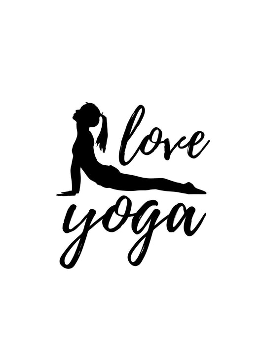 Egy női sziluett látható jógapózban, "love yoga" felirattal. A design kifejezi a jóga iránti szeretetet és a harmónia érzését. 