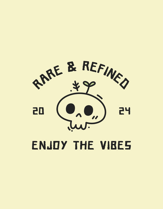 Egyedi hangulatú koponya mintával díszített dizájn, mely a "Rare & Refined 2024 Enjoy The Vibes" szöveget öleli körül, egyedi és stílusos megjelenést kölcsönöz viselőjének.
