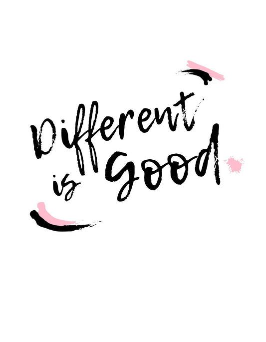 A képen egy laza, kézzel írt betűstílusban az "different is good" felirat látható, ami kifejezi az egyediség pozitív oldalát. Kiegészítő elemként halvány rózsaszín és fekete ecsetvonások teszik még egyedibbé a dizájnt. 