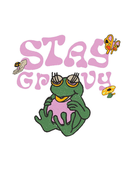Egy laza, szemüveges béka, aki egy színes virágot tart a kezében, körülvéve a "Stay Groovy" felirattal és egy lepke társaságában. A design egy vidám, retró hangulatot áraszt. 