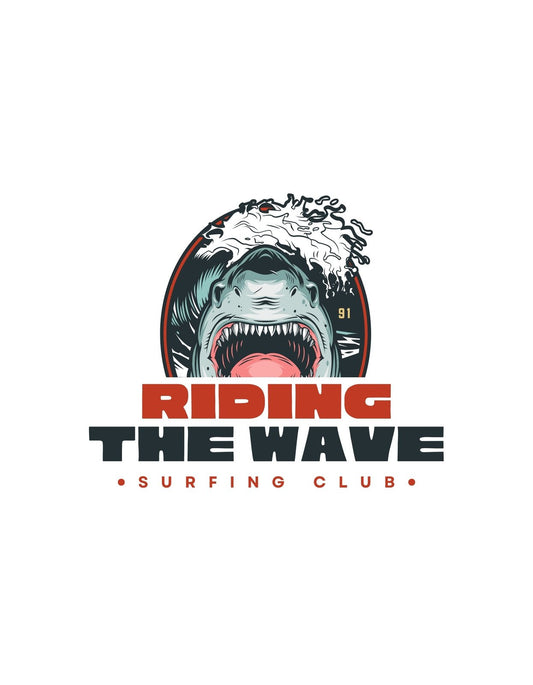 Egy vad hullámlovagló cápa képe, amely éppen kiugrik a habokból, a "RIDING THE WAVE SURFING CLUB" felirattal. 