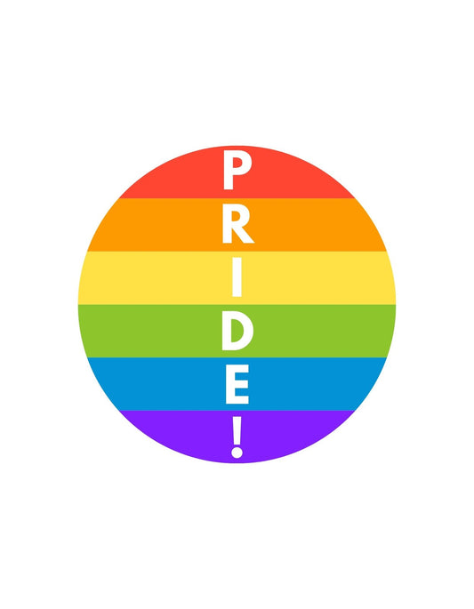 Egy szivárványos kör alakú dizájn, ami a büszkeség színeit viseli magán, és a "PRIDE!" felirat középpontjában áll. 