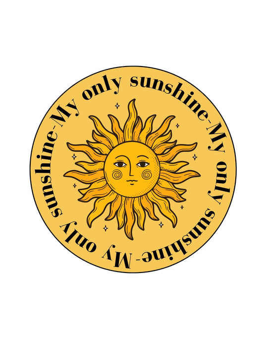 Egy mosolygó nap ábrázolása aranyló sárga színekkel, mely körben szöveggel van körbevéve. A design vidám és melegséget sugárzó, ideális azok számára, akik szeretik a pozitív életszemléletet visszatükröző darabokat. 