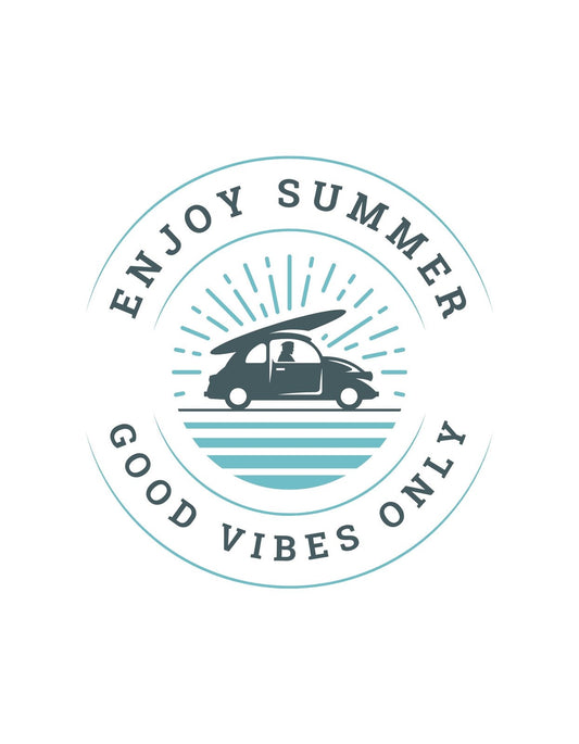 Egy retró hangulatú nyaralós dizájnt ábrázoló kép, ahol egy autó látható a napfényben, és a "Enjoy Summer" "Good Vibes Only" szöveg keretezi körbe. 