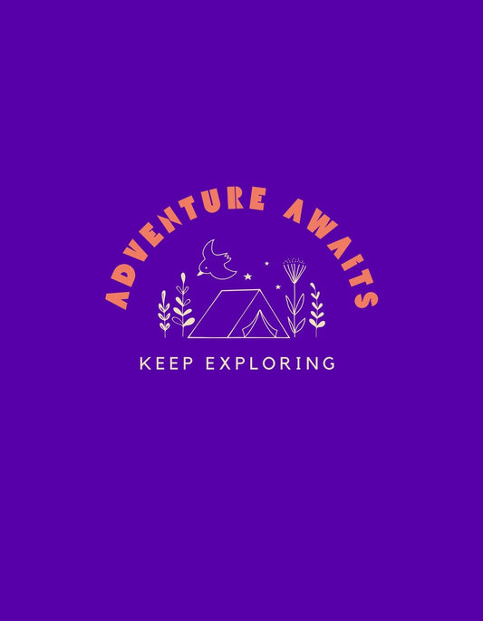 Egy sátorral, hegyekkel és egy felfedezővel ábrázolt dizájn, melyet "Adventure Awaits" és "Keep Exploring" feliratok kereteznek, így inspirálva a kalandra és a felfedezésre. A kép lila háttérrel és színes elemekkel kelti életre a természet és a szabadtéri kalandok szeretetét. 