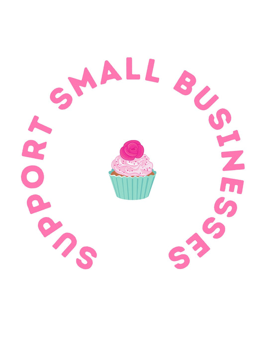 Egy cukrászdai mintájú, inspiráló üzenettel ellátott kedves grafika látható. A tervezés központi eleme egy színes cupcake, melyet a "Support Small Businesses" felirat ölel körbe. 