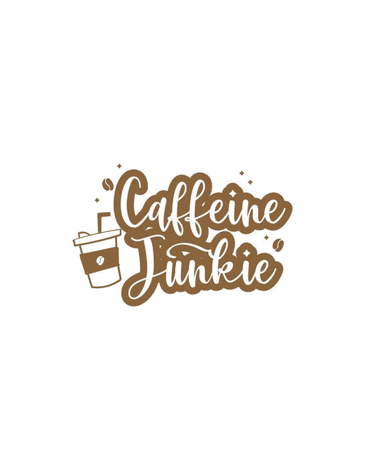 A képen egy stilizált, kávé témájú grafikát látunk, ahol a "Caffeine Junkie" szöveg elegáns, kacifántos betűtípussal van megformázva egy papír kávés pohár mellett, ami a kávé iránti szenvedélyt jeleníti meg. 