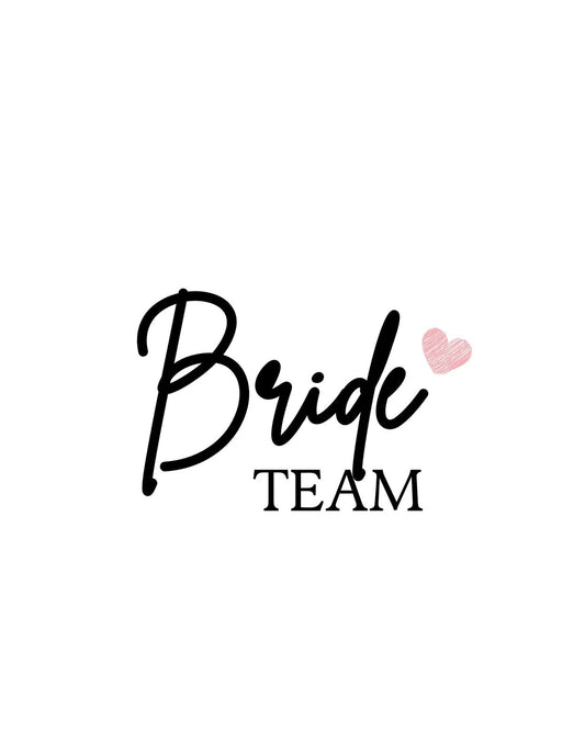 Egyedi és stílusos design, ami a "Bride Team" feliratot és egy rózsaszín szív szimbólumot jelenít meg. Letisztult betűtípus és elegáns megjelenés jellemzi. 