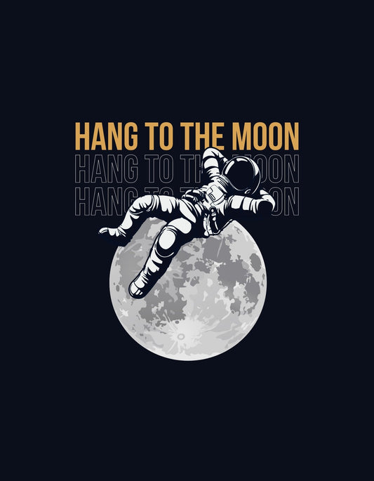 Egy űrhajós lazán pihen a Hold fölött, miközben az "HANG TO THE MOON" szöveg kiemelkedik az éjszakai égbolton. A design egyedi, modern, és a végtelen űr iránti vágyat jeleníti meg. 