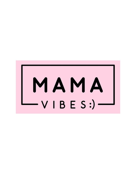 Egy letisztult dizájnú kép, melyen a "MAMA VIBES" szöveg látható mosolygó arc ikonnal, mindez egy rózsaszín háttérrel keretezve. 