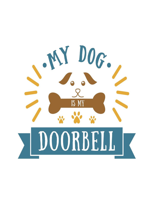 Vidám és meghitt hangulatú dizájn egy aranyos kutyus képmásával, aki körülvéve van a "MY DOG IS MY DOORBELL" szöveggel, amely egy csont alakú díszítéssel és lábnyom mintákkal van kiegészítve. 