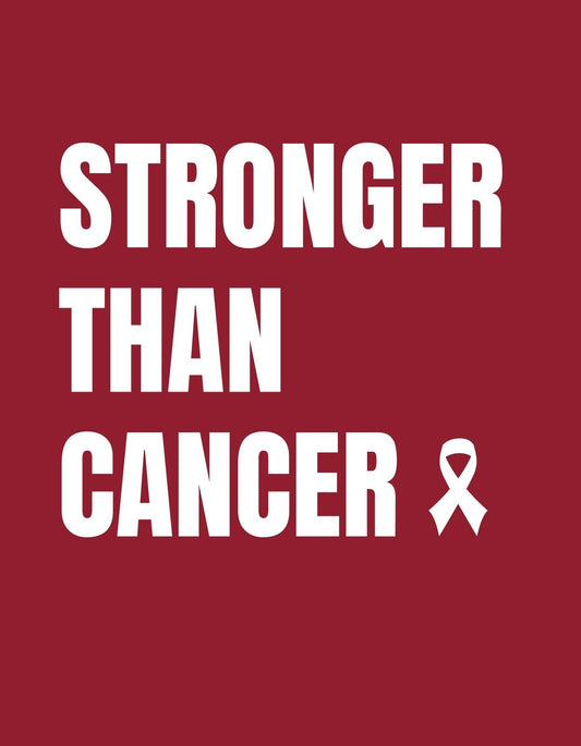 Erőteljes felirat díszíti a képet, "STRONGER THAN CANCER" szöveggel és egy rózsaszín szalag szimbólummal, amely a rák elleni küzdelmet szimbolizálja. 