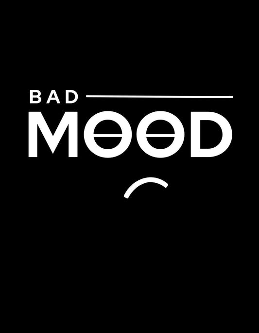 Egy egyszerű, mégis ütős dizájn, ami a "BAD MOOD" szöveget viseli magán egy szomorú emotikon kíséretében, hangsúlyozva a rosszkedv minimalistikus megjelenítését. 