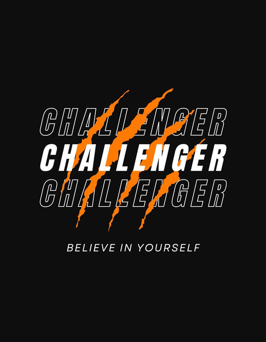 Energikus és inspiráló felirat díszeleg a képen, "CHALLENGER" szavakkal szakított formában, narancssárga villámszerű díszítésekkel, alattuk a "BELIEVE IN YOURSELF" motiváló mondat található. 