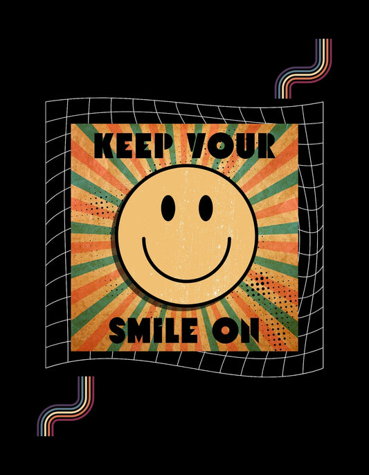 Egy vidám hangulatot árasztó mosolygós arc középpontjában, "KEEP YOUR SMILE ON" felirattal, ami egy napfényes és meleg hatású háttéren helyezkedik el. Az öröm és pozitivitás légkörét sugározza. 