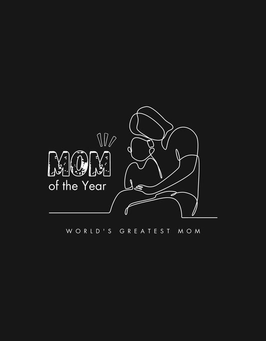 Egy meghitt jelenetet ábrázol a kép, ahol egy anya ölelgeti a gyermekét, körülöttük a "MOM of the Year" és "World's Greatest MOM" szöveg olvasható. 