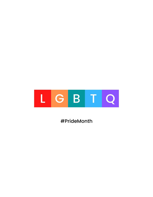 Színes betűk formálják az "LGBTQ" szót a szivárvány zászló színeivel, alattuk a "#PrideMonth" felirat látható. 